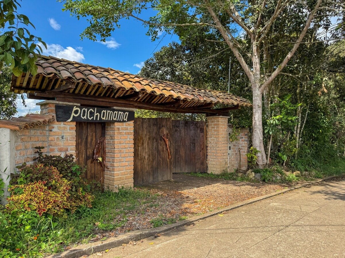 Entrada campestre en madera y piedra a Hostal Pachamama