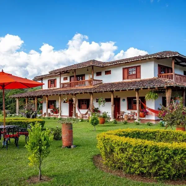 Fachada principal y jardines de Hostal Pachamama en San Agustín